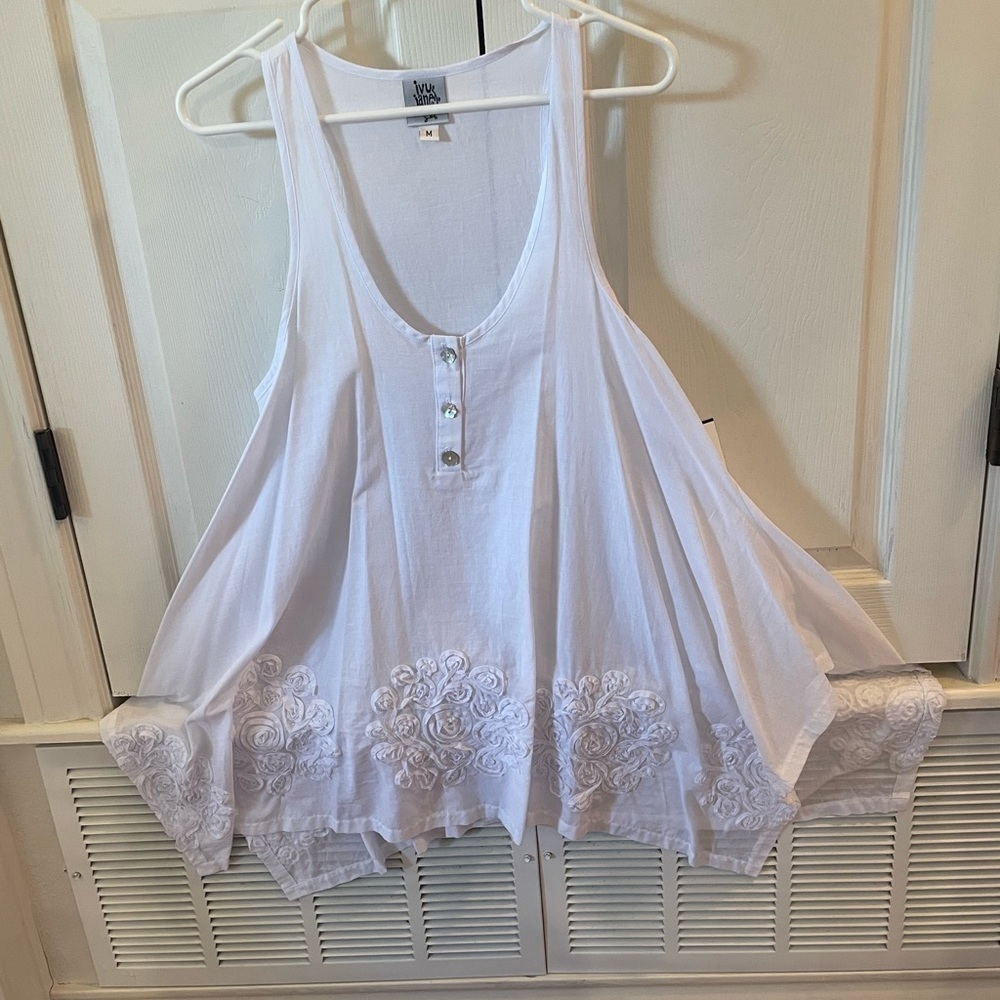 IVY Jane Racerback Tunic. W/Appliqués NWT.Sz Med. NWT